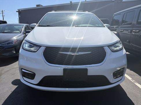 Used 2023 Chrysler Pacifica Touring-L AWD/4WD image 2