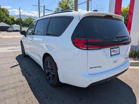 Used 2025 Chrysler Pacifica Limited FWD image 6
