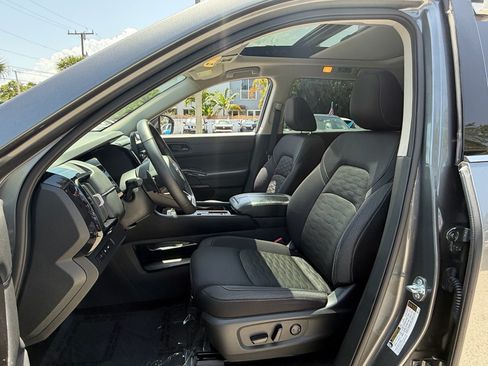 Certified 2025 Nissan Pathfinder SV w/ SV Premium Package FWD image 9
