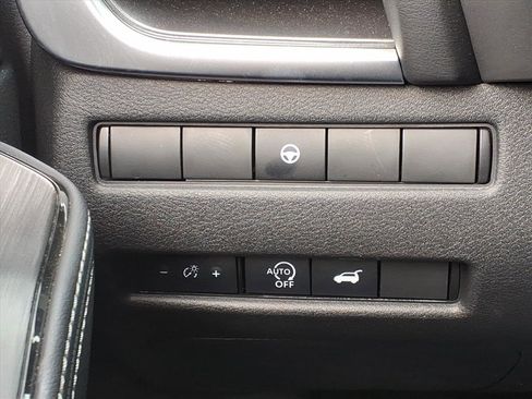 Certified 2025 Nissan Rogue SV image 22