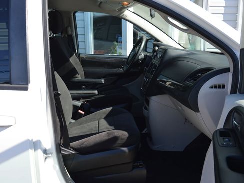 Used 2013 Dodge Grand Caravan SE image 22