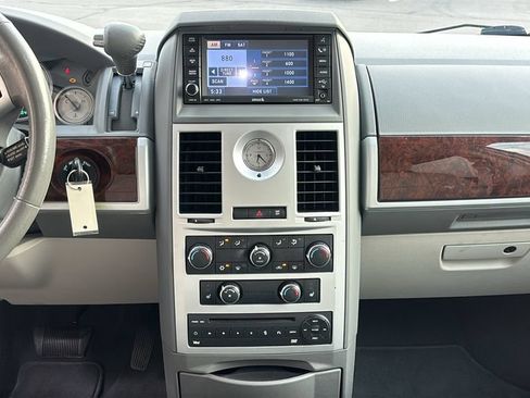 Used 2009 Chrysler Town & Country Touring FWD image 6
