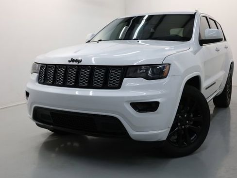 Used 2017 Jeep Grand Cherokee Altitude image 35