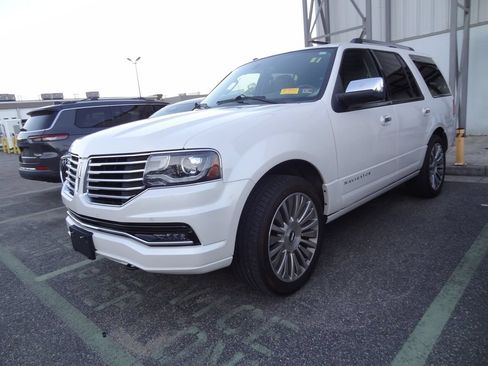 Used 2017 Lincoln Navigator Select RWD image 3