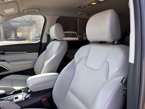Used 2023 Kia Telluride S image 17