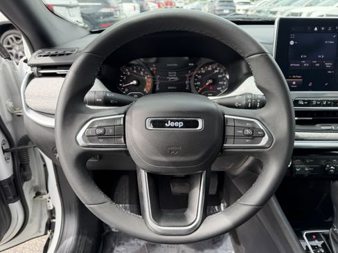 Used 2024 Jeep Compass Latitude AWD/4WD image 17