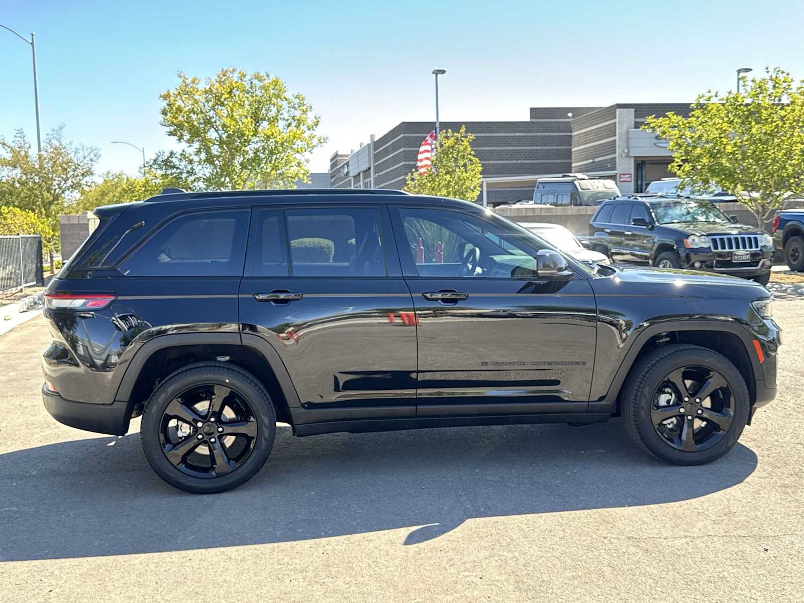 Used 2024 Jeep Grand Cherokee Limited w/ Black Appearance Package AWD/4WD image 9