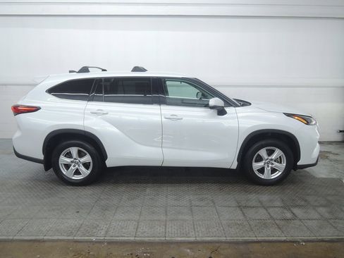Used 2022 Toyota Highlander LE image 2