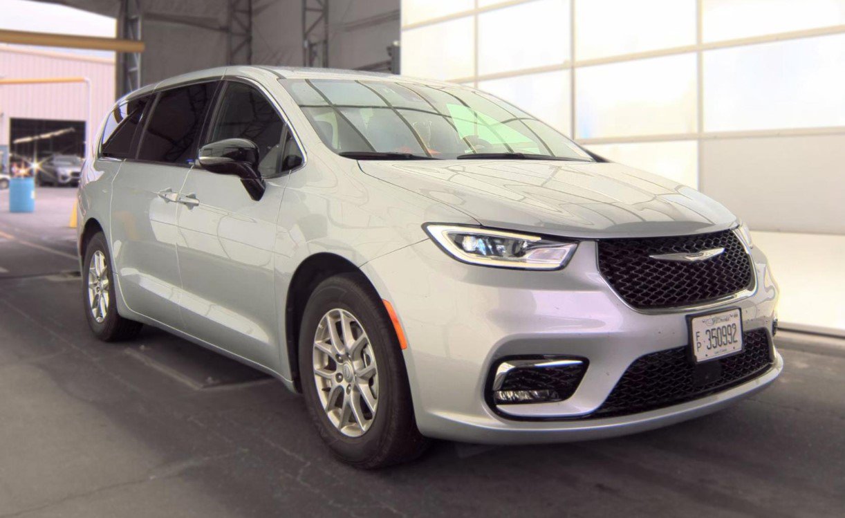 Used 2026 Chrysler Pacifica Select FWD image 2