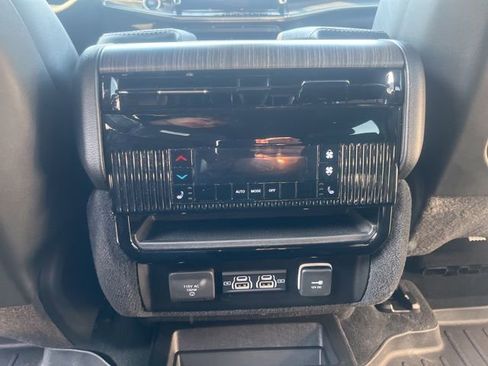 Used 2023 Jeep Wagoneer Series III w/ Preferred Equipment Group image 18