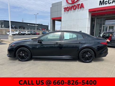 Used 2025 Toyota Camry SE image 11