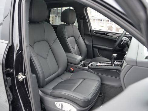 Certified 2026 Porsche Macan AWD/4WD image 14