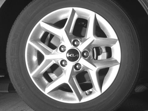 Used 2025 Kia Soul LX w/ LX Technology Package FWD image 13