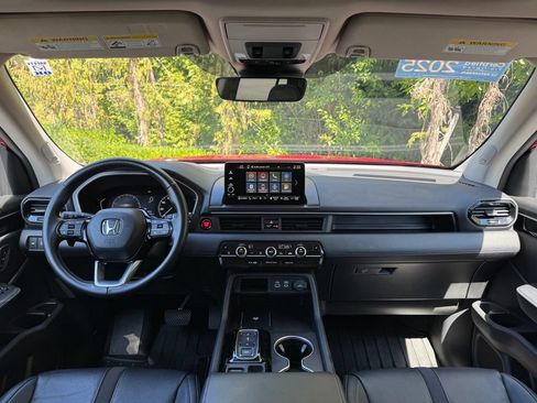 Certified 2025 Honda Pilot Touring image 5