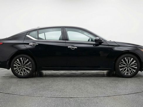 Used 2025 Nissan Altima 2.5 SV image 11