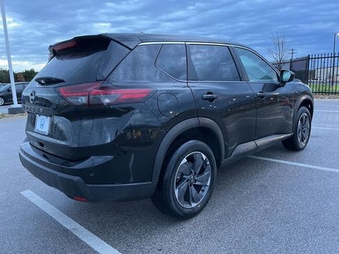 Used 2025 Nissan Rogue SV image 4