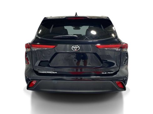Used 2022 Toyota Highlander XLE AWD/4WD image 3