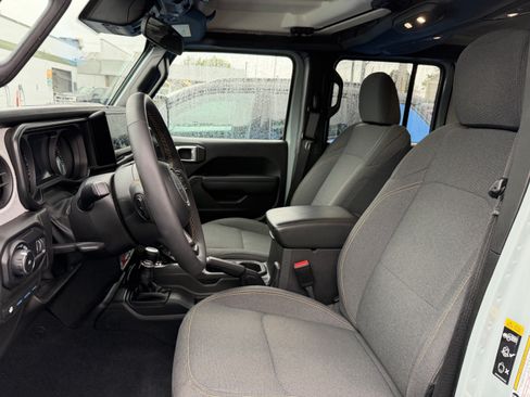 Used 2024 Jeep Wrangler Unlimited AWD/4WD image 10