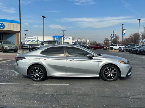 Used 2021 Toyota Camry SE image 2