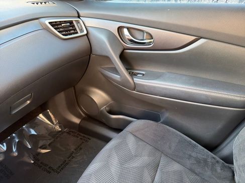 Used 2016 Nissan Rogue SV w/ SV Premium Package image 32