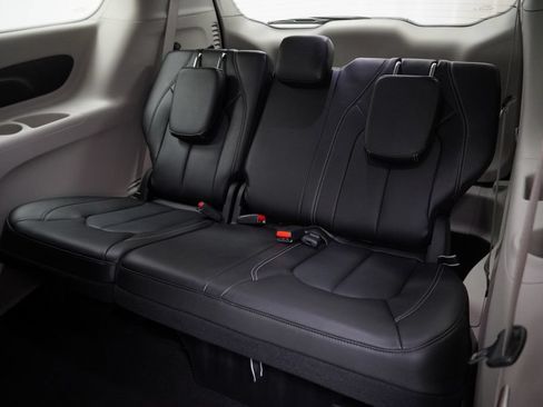 Certified 2024 Chrysler Pacifica Touring-L FWD image 22