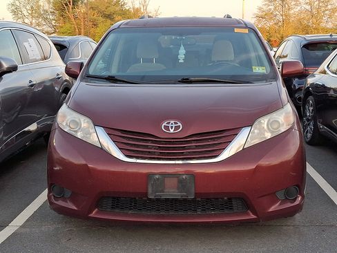 Used 2015 Toyota Sienna LE FWD image 3