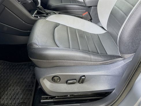 Used 2022 Volkswagen Taos SEL image 23