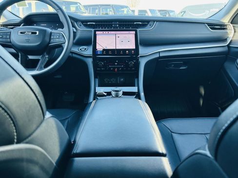 Used 2023 Jeep Grand Cherokee L Limited w/ Black Appearance Package image 27