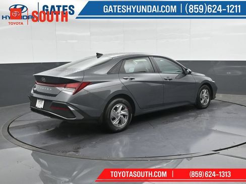 Used 2025 Hyundai Elantra SE FWD image 2