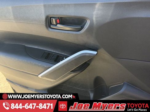 Used 2025 Toyota Corolla Cross LE image 26