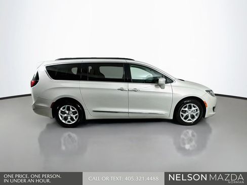 Used 2017 Chrysler Pacifica Touring-L FWD image 5