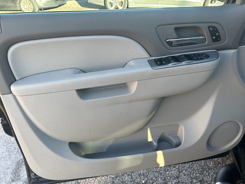 Used 2014 Chevrolet Suburban LT image 13