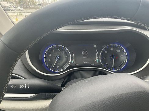 Used 2024 Chrysler Pacifica Touring-L image 17