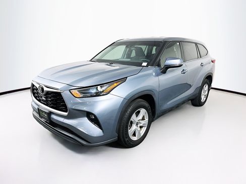 Used 2023 Toyota Highlander LE FWD image 3