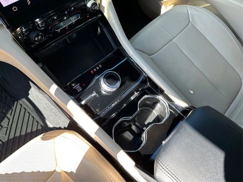 Used 2023 Jeep Grand Cherokee Limited w/ Luxury Tech Group II AWD/4WD image 16