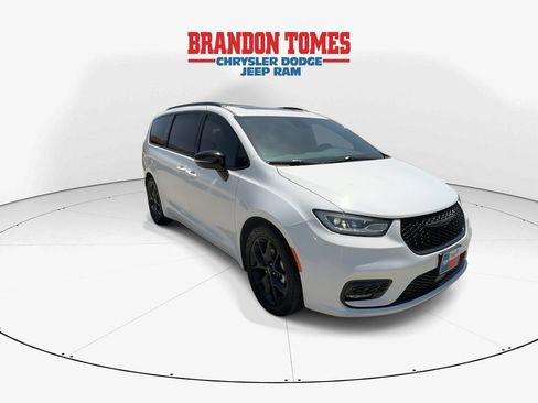 Used 2025 Chrysler Pacifica Limited FWD image 2