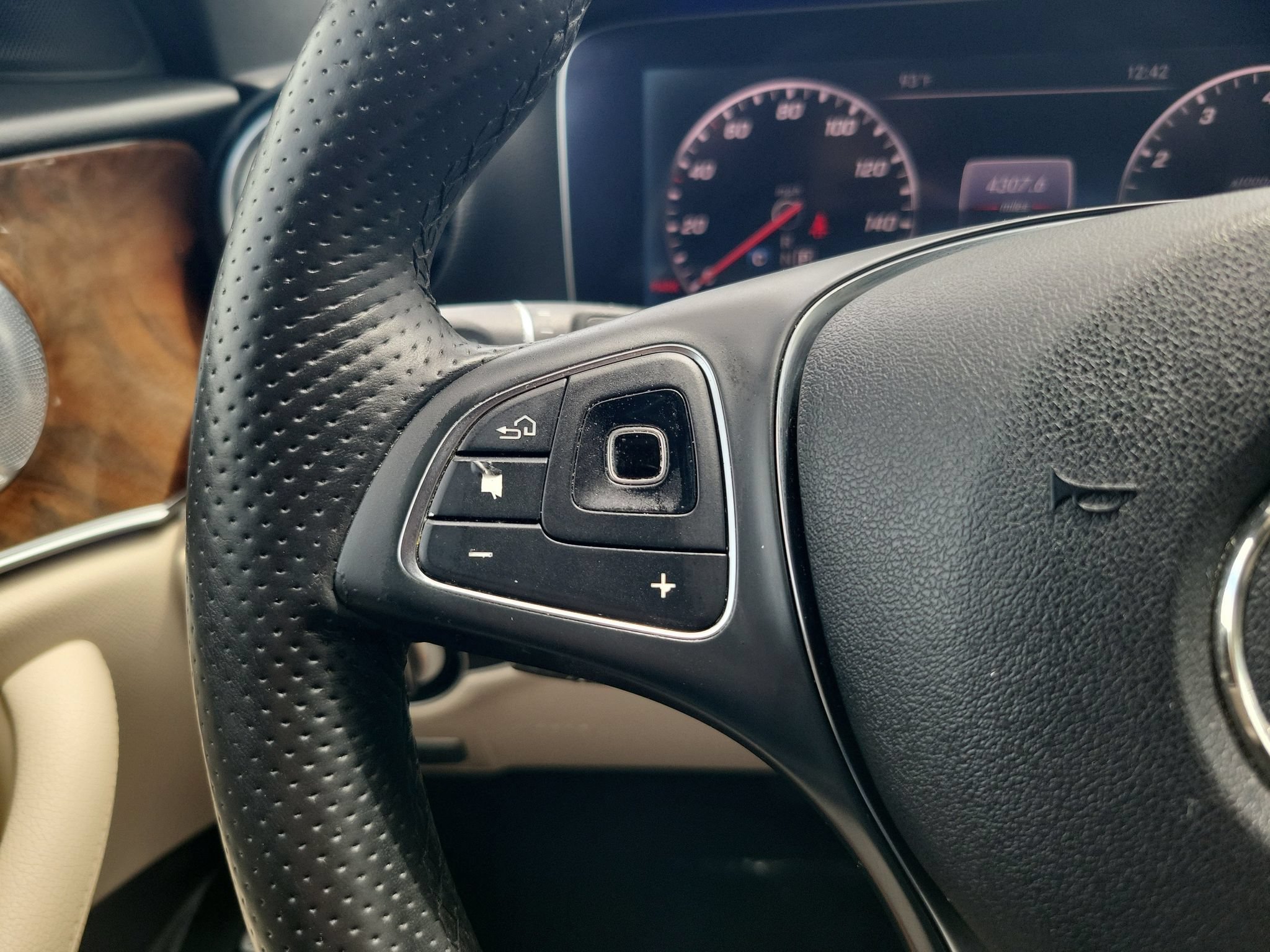 Used 2018 Mercedes-Benz E 300 image 23