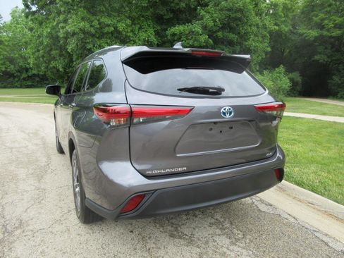 Used 2021 Toyota Highlander XLE FWD image 28