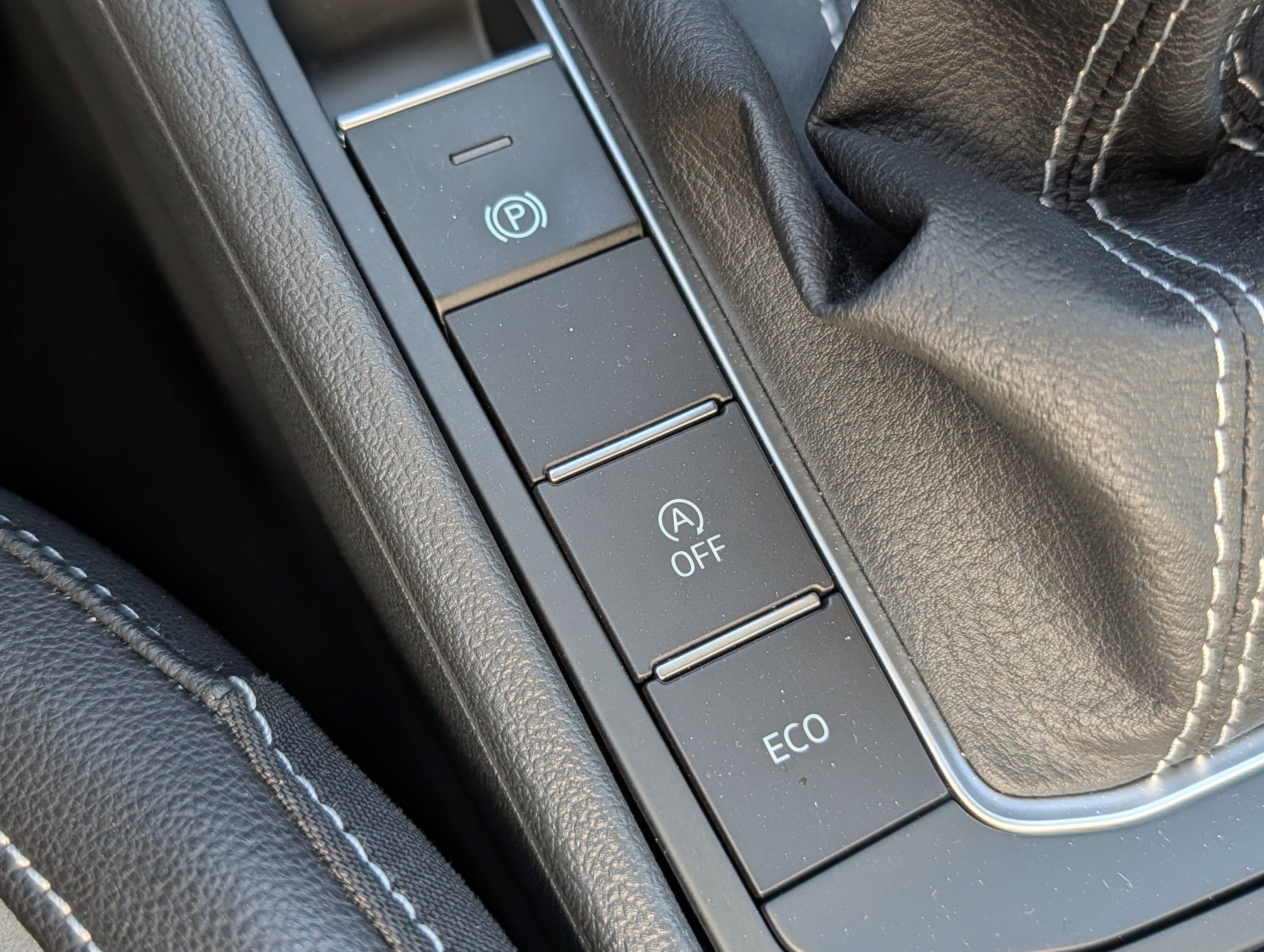 Certified 2025 Volkswagen Jetta SE FWD image 33