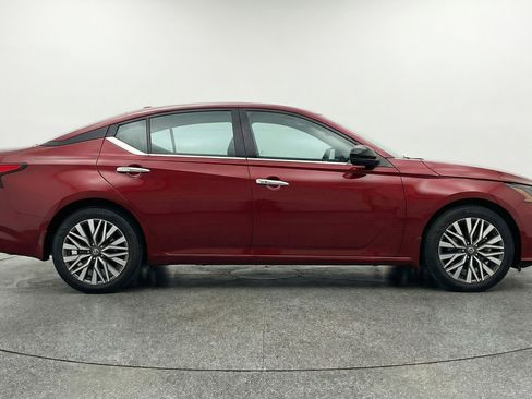 Used 2025 Nissan Altima 2.5 SV image 11