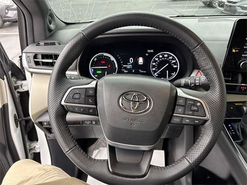 Certified 2024 Toyota Sienna Limited image 15