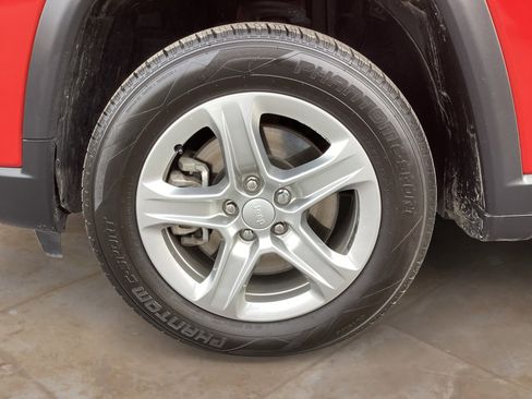 Used 2024 Jeep Compass Latitude image 30