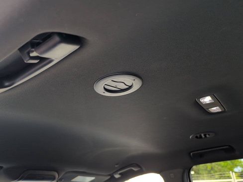 Used 2022 Buick Enclave Premium AWD/4WD image 31