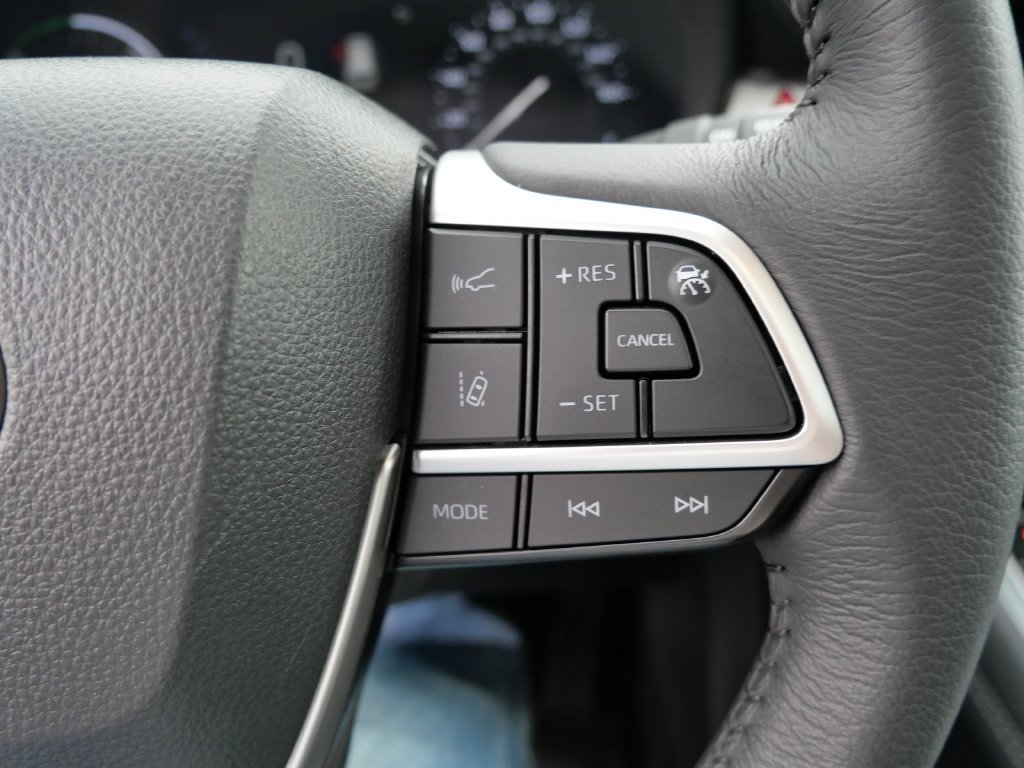 Certified 2025 Toyota Sienna XLE FWD image 26