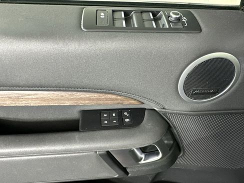 Used 2020 Land Rover Discovery HSE image 15