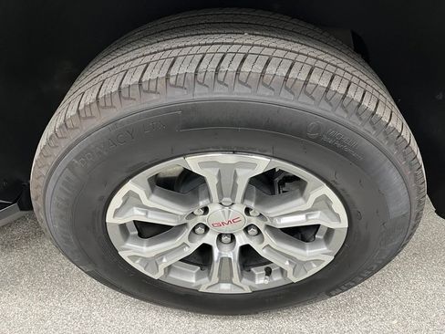 Used 2024 GMC Yukon SLE AWD/4WD image 16