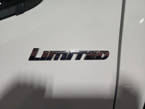 Used 2018 Toyota Tacoma SR image 7