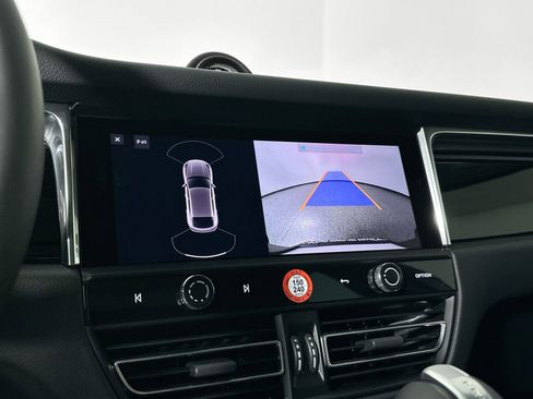 Certified 2025 Porsche Macan image 23
