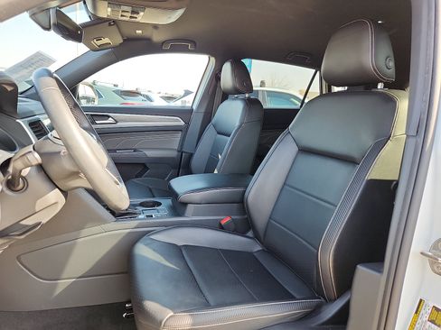 Used 2021 Volkswagen Atlas Cross Sport SE w/ 20" Black Wheels Package image 13