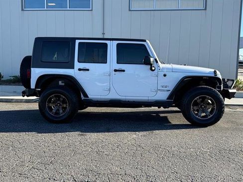 Used 2018 Jeep Wrangler Unlimited Sahara w/ Connectivity Group image 2